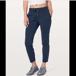 Lululemon Navy On The Fly Crop Capri Pant